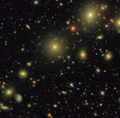 Снимок космического пространства, заполненного галактиками, галактическим кластерами и звездами