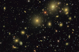 Снимок космического пространства, заполненного галактиками, галактическим кластерами и звездами