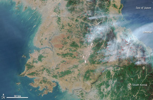 Снимок северо-восточной части Кореи во время массовых пожаров в апреле 2014 года