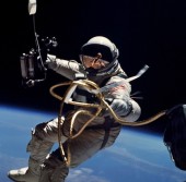 Астронавт МКС во время выхода в открытий космос