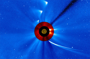 Комбинированный снимок кометы ISON до и после её сближения с Солнцем