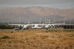 Космический аппарат «SpaceShipTwo» и его самолёт-носитель WhiteKnightTwo на взлётно-посадочной полосе Mojave Air and Space Port