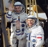Польский астронавт Мирослав Гермашевский (справа) вместе с Петром Климуком перед стартом космического корабля «Союз-30» в 1978 году