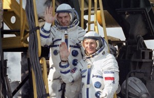 Польский астронавт Мирослав Гермашевский (справа) вместе с Петром Климуком перед стартом космического корабля «Союз-30» в 1978 году