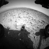Последний снимок с правой камеры HazCam, переданный марсоходом на Землю 22 июля 2014 года