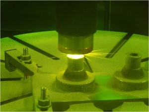 Производство сопла ракеты посредством новой технологии 3D-печати, позволяющей создавать объекты из нескольких металлов с разными свойствами