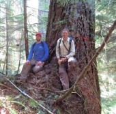 Sean Michaletz (слева) и Brian Enquist на фоне большого старого дерева, характеризующегося низким темпом роста