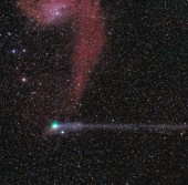 Снимок кометы Comet Jacques на фоне туманности IC 405