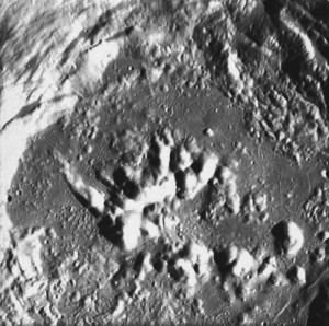 Снимок лунного кратера Цукки
