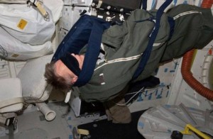 Астронавт во время сна на борту МКС