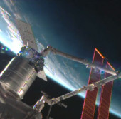 Грузовой модуль «Cygnus» на подходе к стыковочному узлу «Harmony»